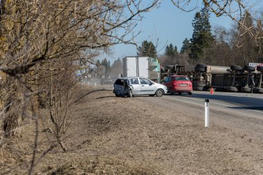Begunitsy, Leningrad Region, Volosovo District, Rusya Federasyonu - 13 Nisan 2018 yol trafik kazası. Kamyon kum yan, kırık arabası haddelenmiş.