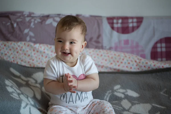 Gelukkig en vreugdevolle kleine baby op de Bank — Stockfoto