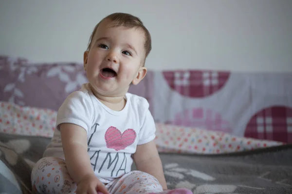 Bebê pequeno feliz e alegre no sofá — Fotografia de Stock