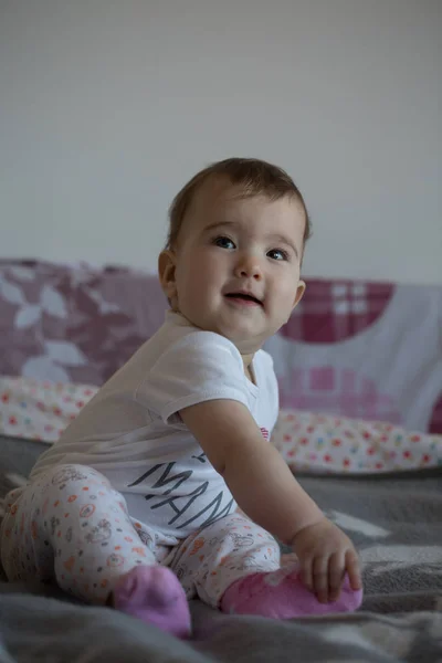 Lyckliga och glada lilla bebis på soffan — Stockfoto