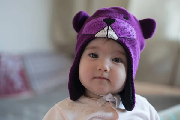 Gelukkig en vrolijk klein kind in hoed — Stockfoto