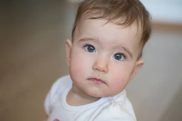 Visage d'un petit bébé tendre gros plan photo — Photo