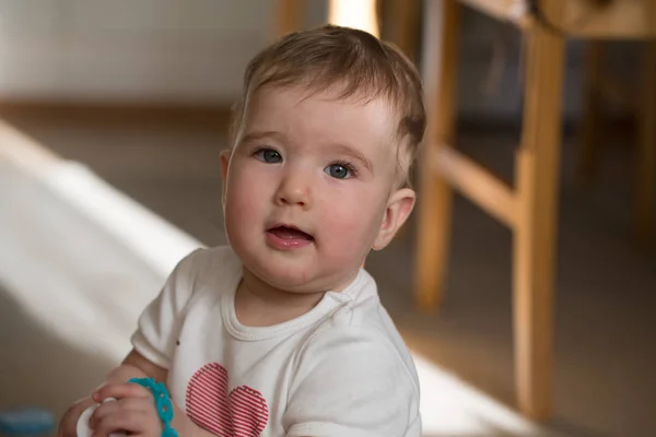 Klein kind zittend op de vloer — Stockfoto