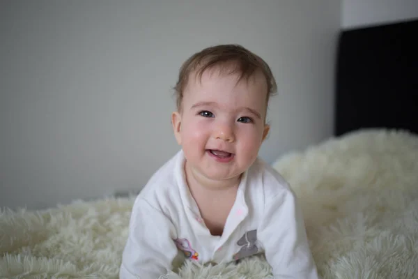 Щаслива і радісна дитина на дивані — стокове фото