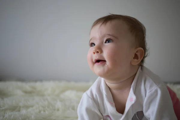 Lyckliga och glada lilla bebis på soffan — Stockfoto