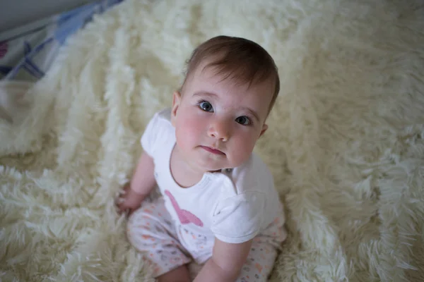 ソファの上幸せとうれしそうな赤ちゃん — ストック写真