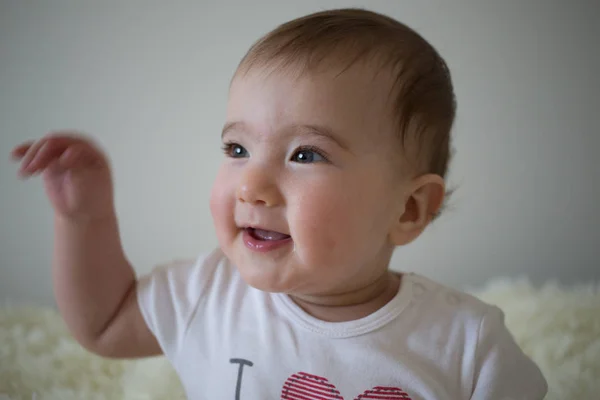 Bebê pequeno feliz e alegre no sofá — Fotografia de Stock