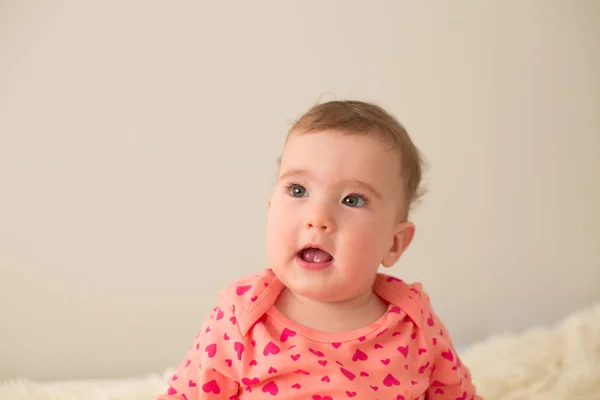 幸せそうな顔の赤ちゃん — ストック写真
