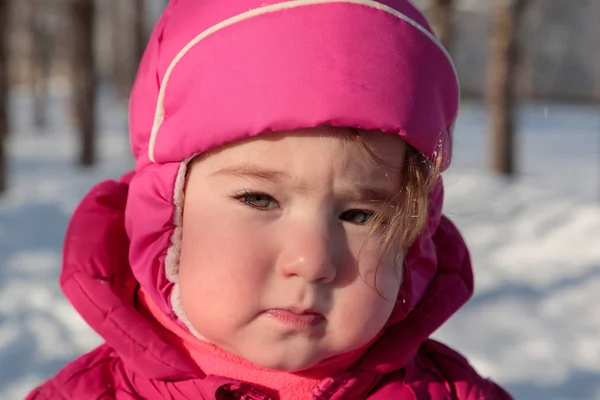 Roztomilý tvář holčičky v zimní oblečení na ulici — Stock fotografie