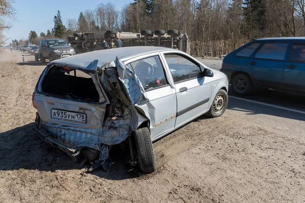 Begunitsy, Leningrad regio, Volosovo District, Rusland -, 13 April 2018 verkeersongeval. Vrachtwagen met zand rolde op zijn kant, kapotte auto. — Stockfoto