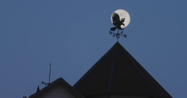 Lua no céu noturno sobre o telhado do edifício — Vídeo de Stock