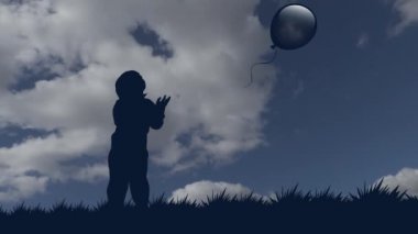 Küçük çocuk balonun gökyüzüne gitmesine izin veriyor. hareketli bulutların arka planına karşı bir balon ile bir çocuğun sabit siluet