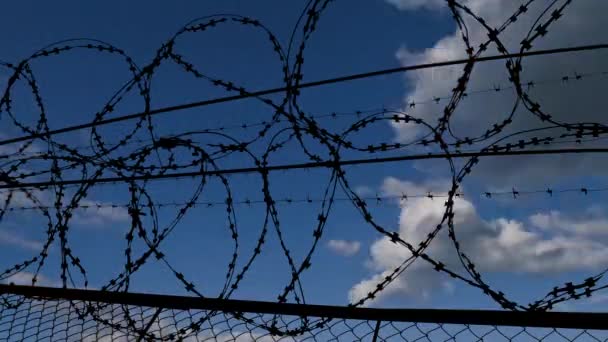 Freier Himmel hinter einem Stacheldrahtzaun Zeitraffer-Video — Stockvideo