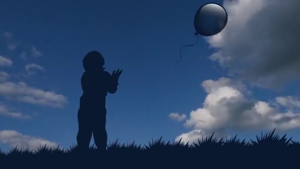 Маленький хлопчик відпускає повітряну кулю в небо. стаціонарний силует хлопчика з повітряною кулею на тлі рухомих хмар — стокове відео