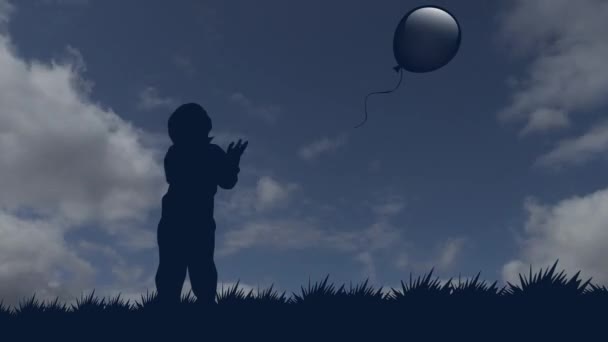 El niño deja que el globo suba al cielo. silueta estacionaria de un niño con un globo sobre el fondo de nubes en movimiento — Vídeo de stock