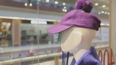 moda tasarımcısı giysiler giymiş bir vitrin mankenler