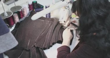 kız terzi bir dikiş makinesi için çalışıyor