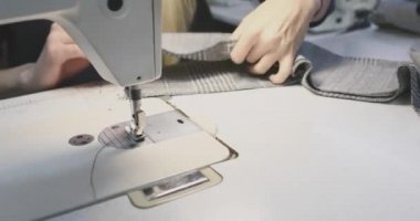 kız terzi bir dikiş makinesi için çalışıyor