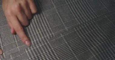 kız kumaş üzerinde elini çalışır