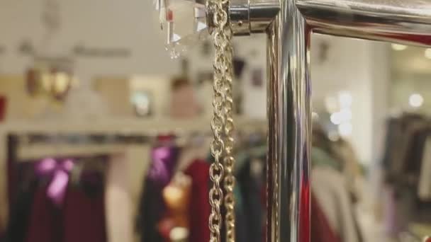 Bolsa feminina elegante na moda em uma cadeia de ouro na loja — Vídeo de Stock