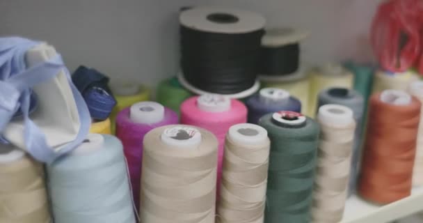 Красочные катушки ниток и другие аксессуары для швейных работ — стоковое видео