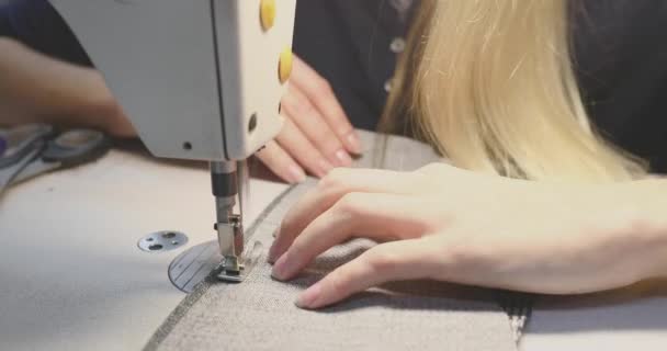 Menina costureira trabalhando para uma máquina de costura — Vídeo de Stock