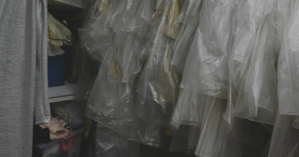 Almacén obstruido en fábricas de ropa — Vídeo de stock