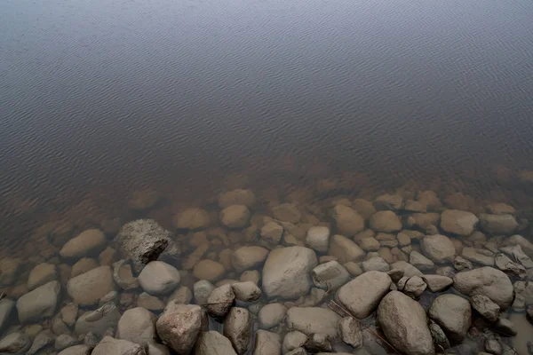 Pierres dans le lac le soir — Photo