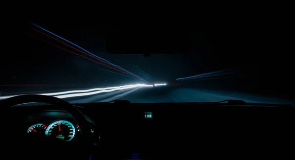 Voiture conduit une photographie sur la route avec un retard vue de l'intérieur — Photo