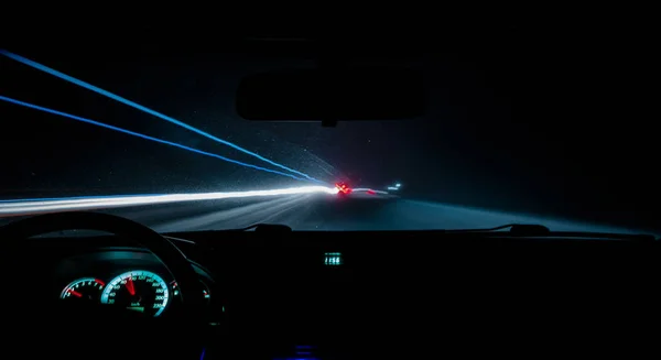 Voiture conduit une photographie sur la route avec un retard vue de l'intérieur — Photo