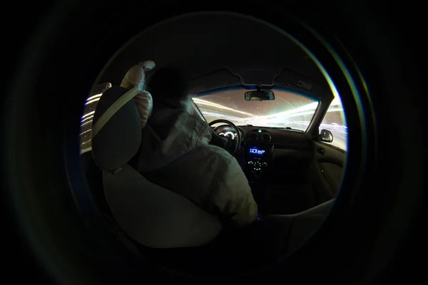 Conducteur dans la voiture vue de l'intérieur à travers l'objectif — Photo