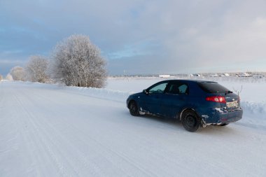 yol kenarında duran mavi araba