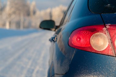 kış öğleden sonra arabanın arka far