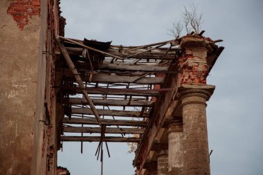 gündüz eski ve harap bina