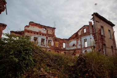 gündüz eski ve harap bina