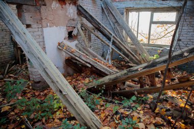 gündüz eski ve harap bina