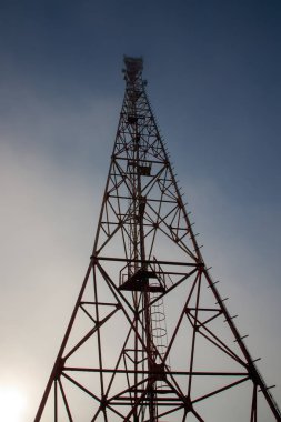 dışarıdan gündüz görünümünde büyük iletişim kulesi