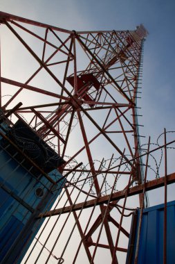 dışarıdan gündüz görünümünde büyük iletişim kulesi