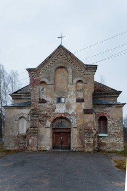 sonbahar sezonu ön görünümünde eski kilise binası