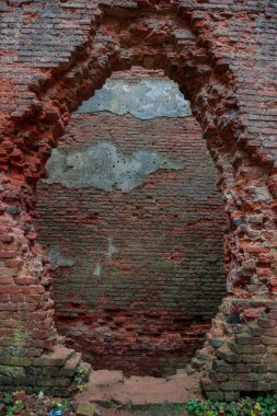 gündüz eski ve harap bina