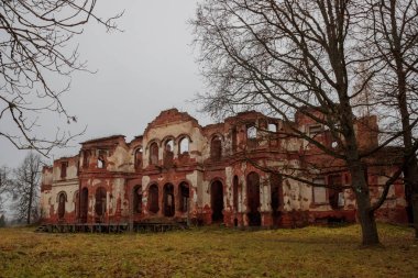 gündüz eski ve harap bina