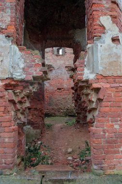 gündüz eski ve harap bina