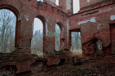 gündüz eski ve harap bina