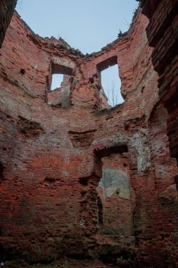 gündüz eski ve harap bina