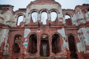 gündüz eski ve harap bina