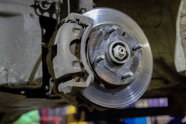 Disco de freio velho e enferrujado do carro em reparação na garagem — Fotografia de Stock