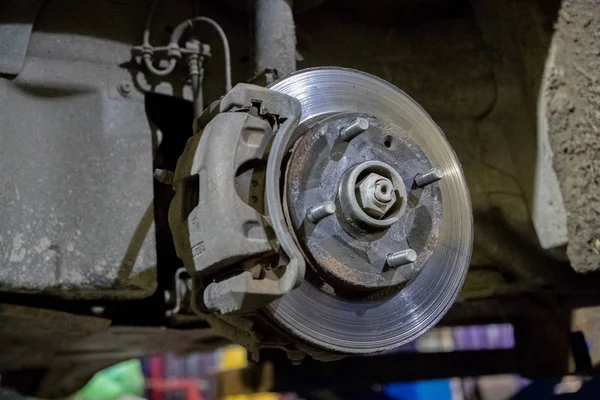 Disco de freio velho e enferrujado do carro em reparação na garagem — Fotografia de Stock