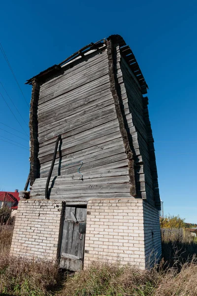 Courbe construction en bois sur une fondation en brique dans la journée — Photo