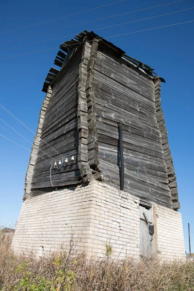 Curva de construção de madeira em uma fundação de tijolo durante o dia — Fotografia de Stock