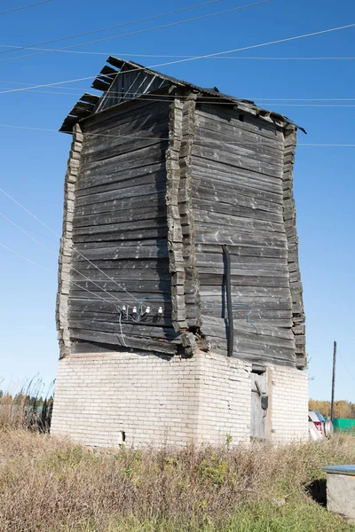 Curva de construção de madeira em uma fundação de tijolo durante o dia — Fotografia de Stock